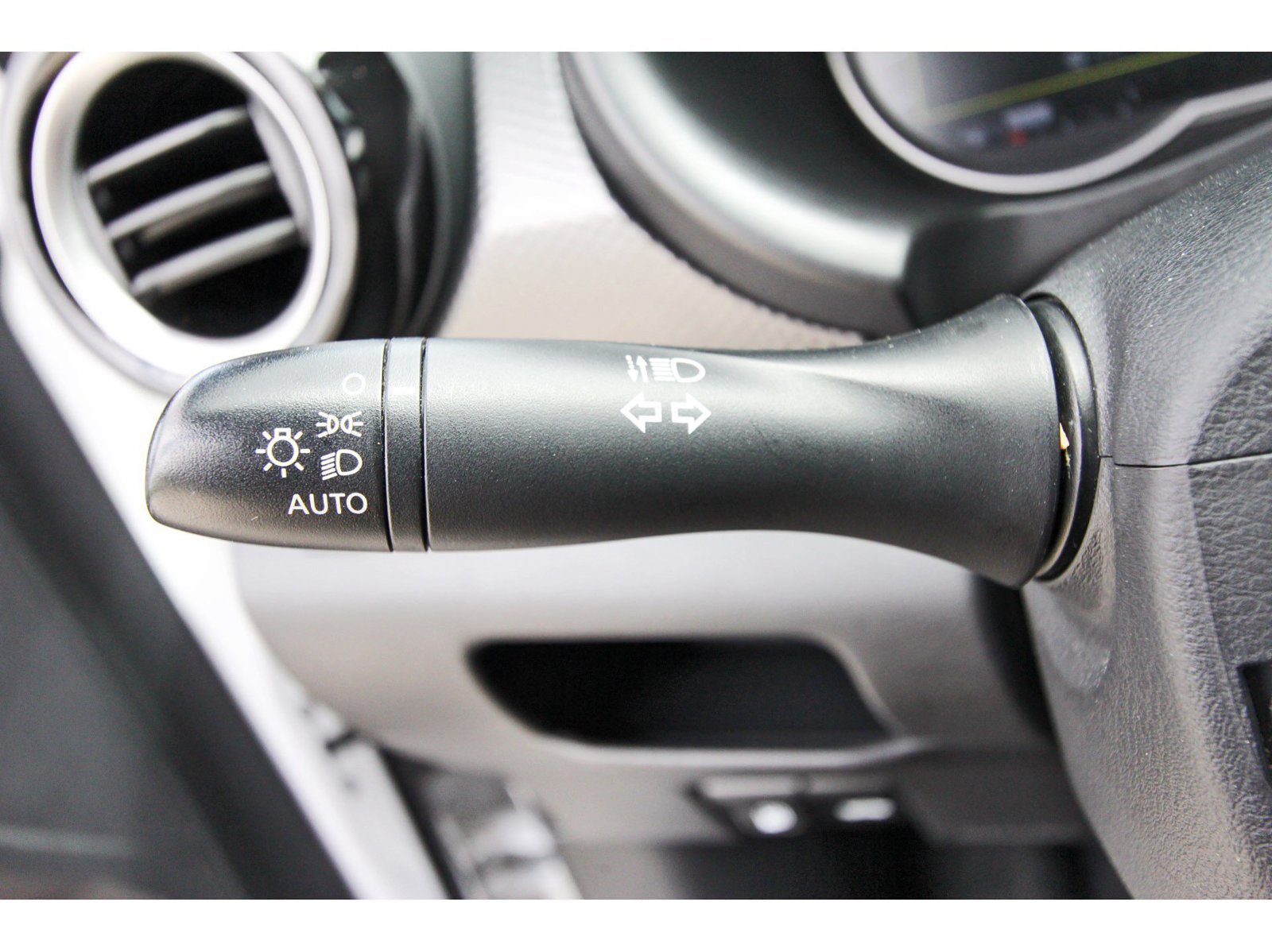 Used 2019 Nissan Kicks SV FWD image 21