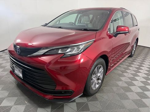 Used 2021 Toyota Sienna LE w/ LE Plus Package FWD image 2