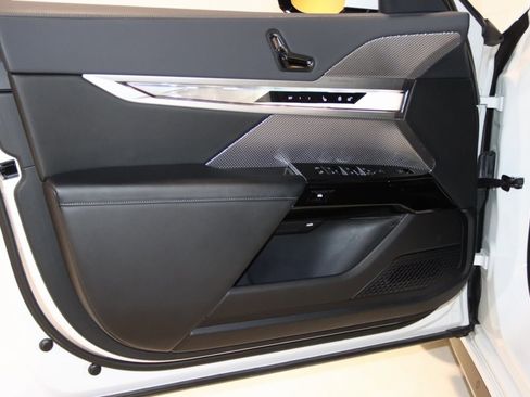 Used 2023 BMW 760i xDrive image 38