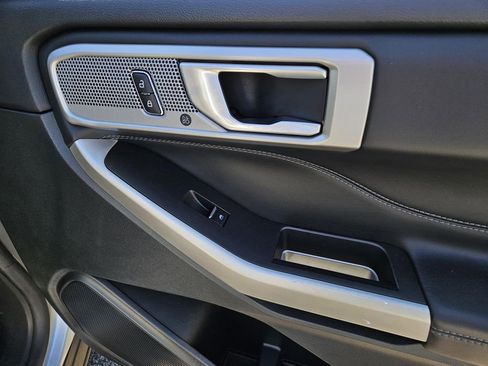 Used 2023 Ford Explorer Limited image 8