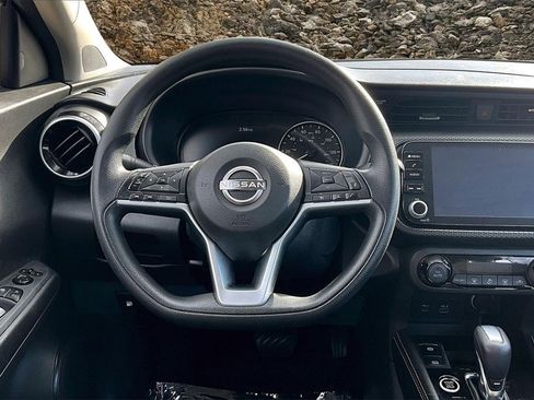 Used 2022 Nissan Kicks SV image 5