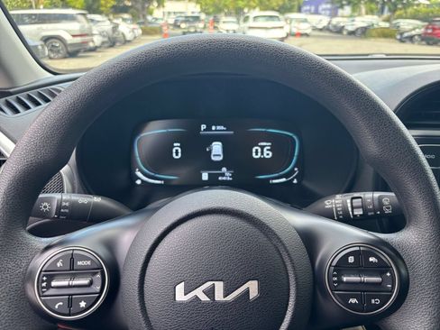 Used 2025 Kia Soul LX w/ LX Technology Package FWD image 25