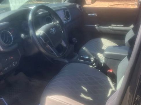 Used 2021 Toyota Tacoma TRD Off-Road w/ Technology Package AWD/4WD image 10