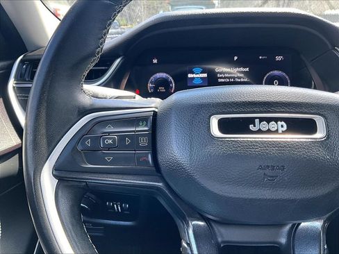 Used 2022 Jeep Grand Cherokee Laredo w/ Luxury Tech Group I AWD/4WD image 24