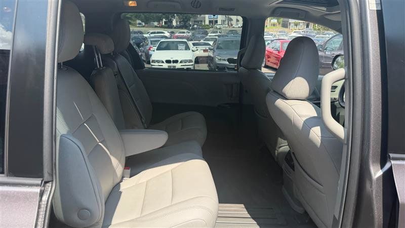 Used 2018 Toyota Sienna XLE w/ XLE Navigation Package FWD image 19