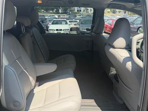 Used 2018 Toyota Sienna XLE w/ XLE Navigation Package FWD image 19