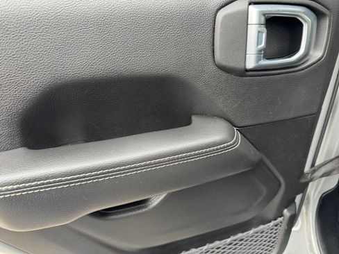 Used 2023 Jeep Wrangler Unlimited Sahara AWD/4WD image 16