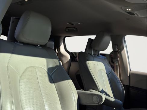 Used 2020 Chrysler Pacifica Touring-L Plus image 26