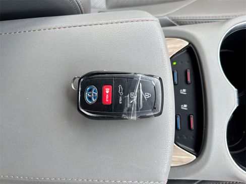 Used 2021 Toyota Venza Limited image 36
