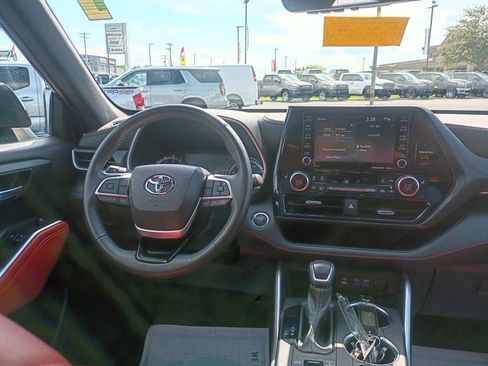 Used 2022 Toyota Highlander XSE AWD/4WD image 11