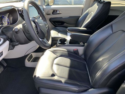 Certified 2023 Chrysler Pacifica Touring-L image 8