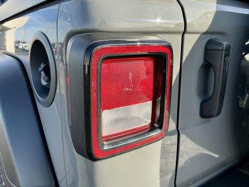 Used 2022 Jeep Wrangler Unlimited Sport image 14