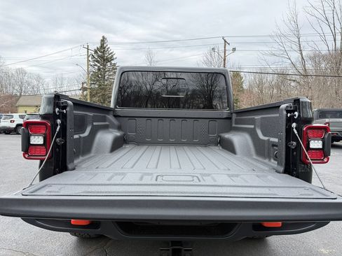 New 2026 Jeep Gladiator Mojave w/ Technology Group AWD/4WD image 18