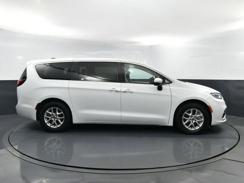 Used 2023 Chrysler Pacifica Touring-L FWD image 37