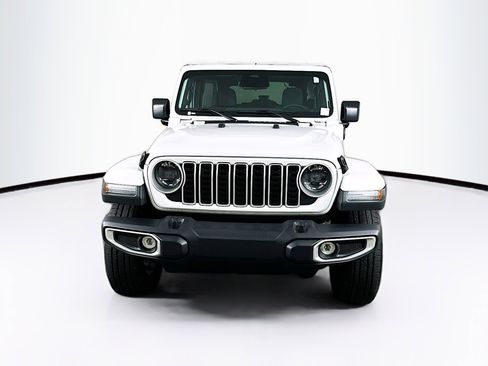 Used 2025 Jeep Wrangler Sahara image 2