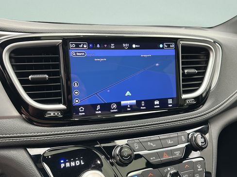 Used 2025 Chrysler Pacifica Limited FWD image 19