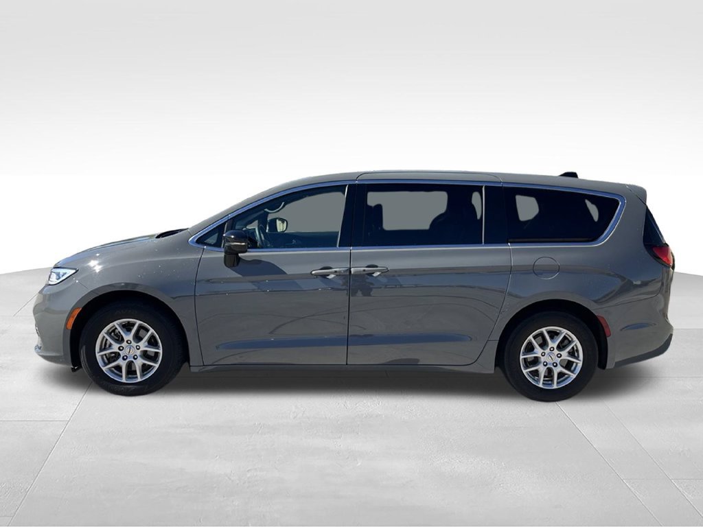 Used 2025 Chrysler Pacifica Select FWD image 6