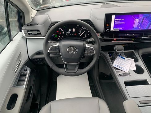 New 2026 Toyota Sienna XLE image 16