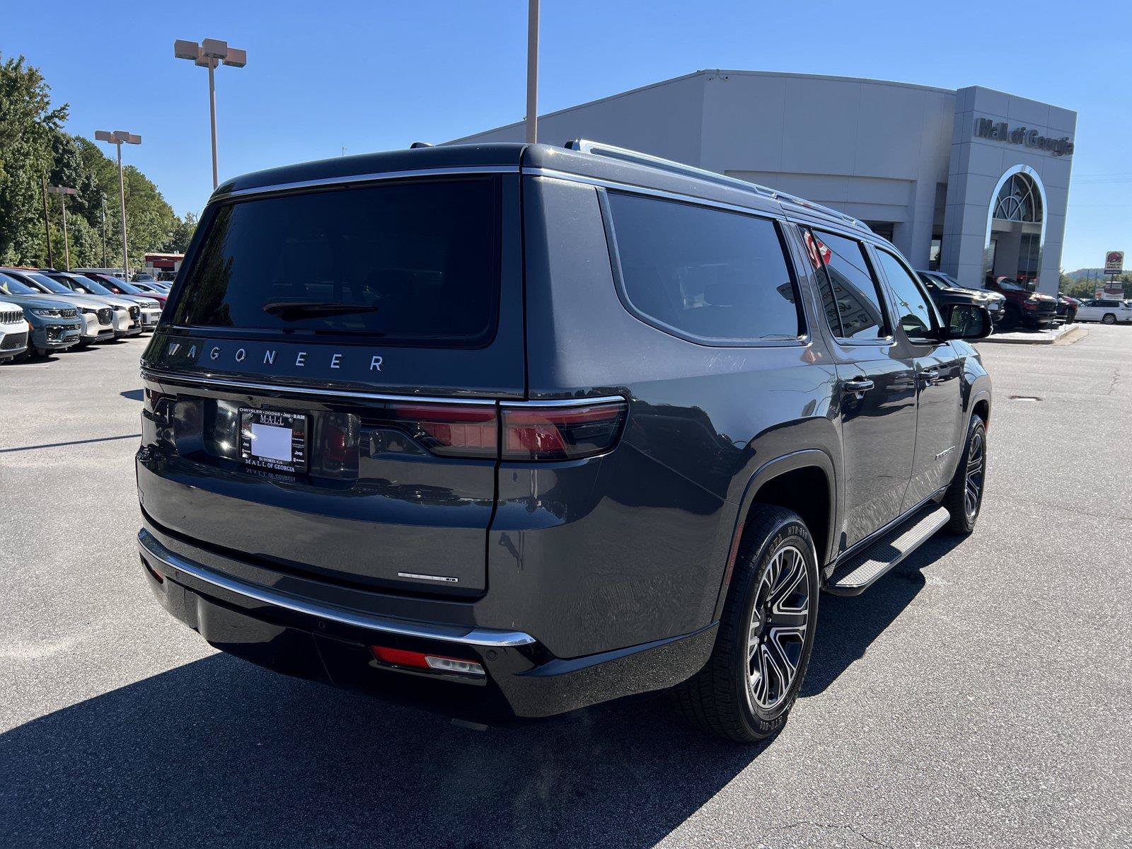 Used 2024 Jeep Wagoneer L Series II w/ Flexible Seating Group RWD image 16