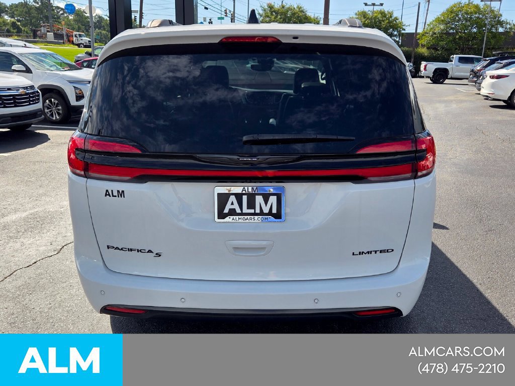Used 2025 Chrysler Pacifica Limited FWD image 11