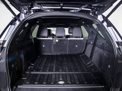 Used 2023 Land Rover Discovery Metropolitan Edition image 9