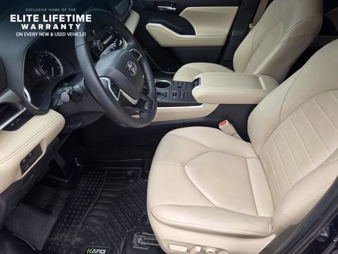 Used 2023 Toyota Highlander XLE AWD/4WD image 12