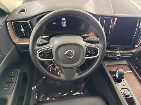 Used 2023 Volvo XC60 B5 Plus image 29