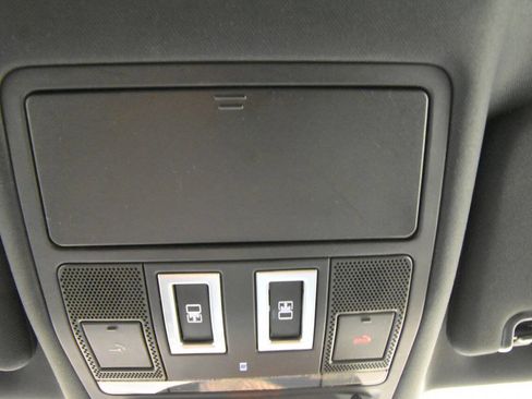 Used 2020 Land Rover Discovery Landmark AWD/4WD image 35