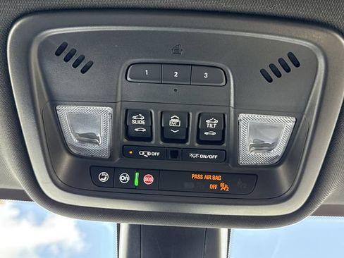 Used 2023 Chevrolet Traverse Premier FWD image 25