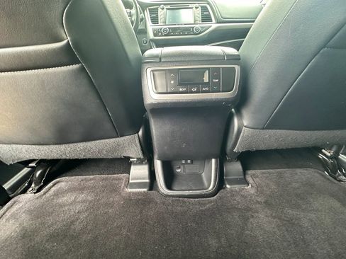 Used 2017 Toyota Highlander SE FWD image 15