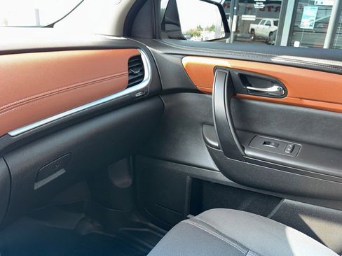 Used 2017 Chevrolet Traverse LT image 14