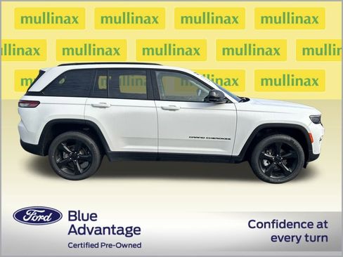 Used 2023 Jeep Grand Cherokee Limited w/ Luxury Tech Group II image 2
