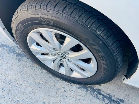 Used 2014 Volkswagen Routan SE FWD image 38