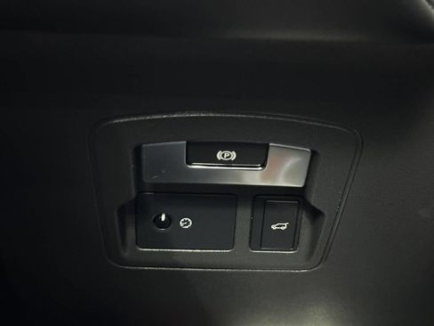 Used 2018 Land Rover Range Rover Velar R-Dynamic HSE image 31