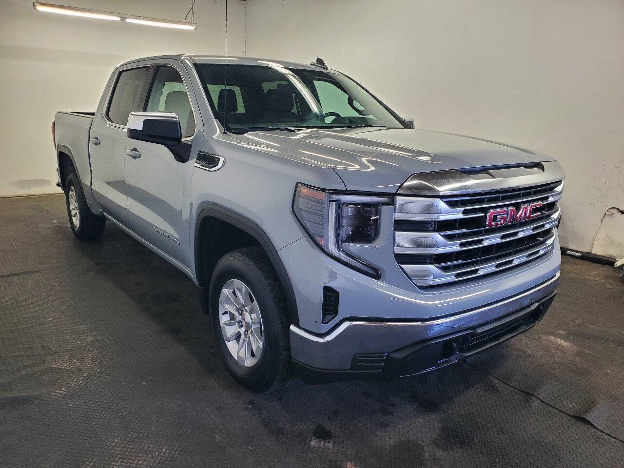 Used 2024 GMC Sierra 1500 SLE AWD/4WD image 3