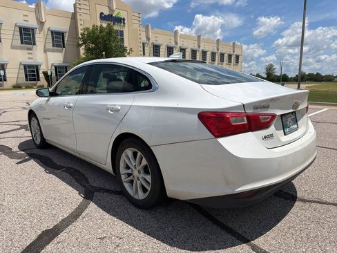 Used 2017 Chevrolet Malibu LT FWD image 3