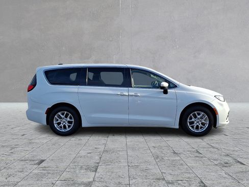 Used 2023 Chrysler Pacifica Touring-L FWD image 4