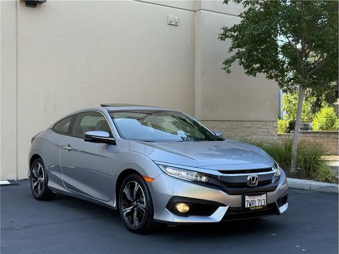 Used 2017 Honda Civic Touring image 3