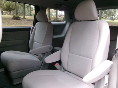 Used 2018 Kia Sedona L image 18