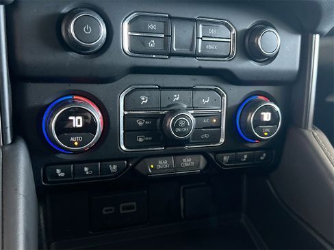 Used 2024 Chevrolet Suburban Premier image 28