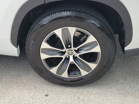 Used 2025 Toyota Highlander XLE FWD image 5