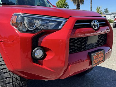 Used 2020 Toyota 4Runner SR5 Premium w/ Moonroof Package AWD/4WD image 33