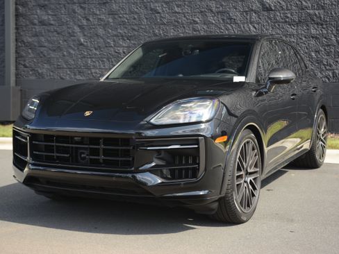 Used 2025 Porsche Cayenne GTS AWD/4WD image 1
