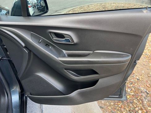 Used 2022 Chevrolet Trax LT w/ LT Convenience Package image 25