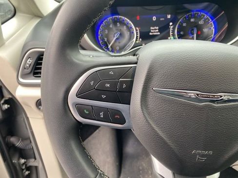 Used 2022 Chrysler Pacifica Touring-L image 20