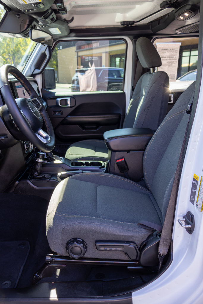 Used 2024 Jeep Wrangler Unlimited Sahara AWD/4WD image 15