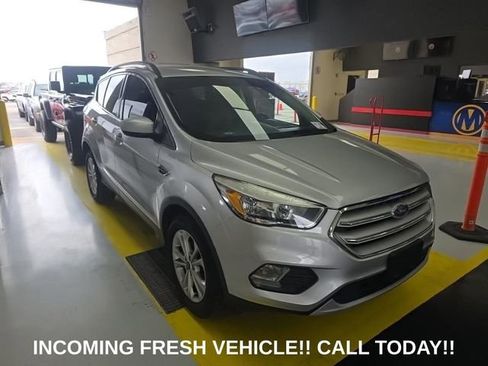 Used 2018 Ford Escape SE w/ SE Sync 3 Package image 1