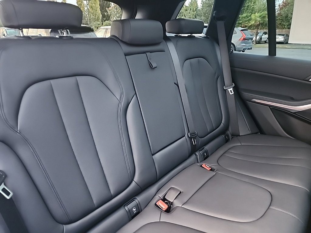 Used 2022 BMW X5 xDrive40i w/ Parking Assistance Package AWD/4WD image 19