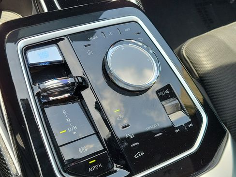 Certified 2023 BMW i7 xDrive60 AWD/4WD image 24