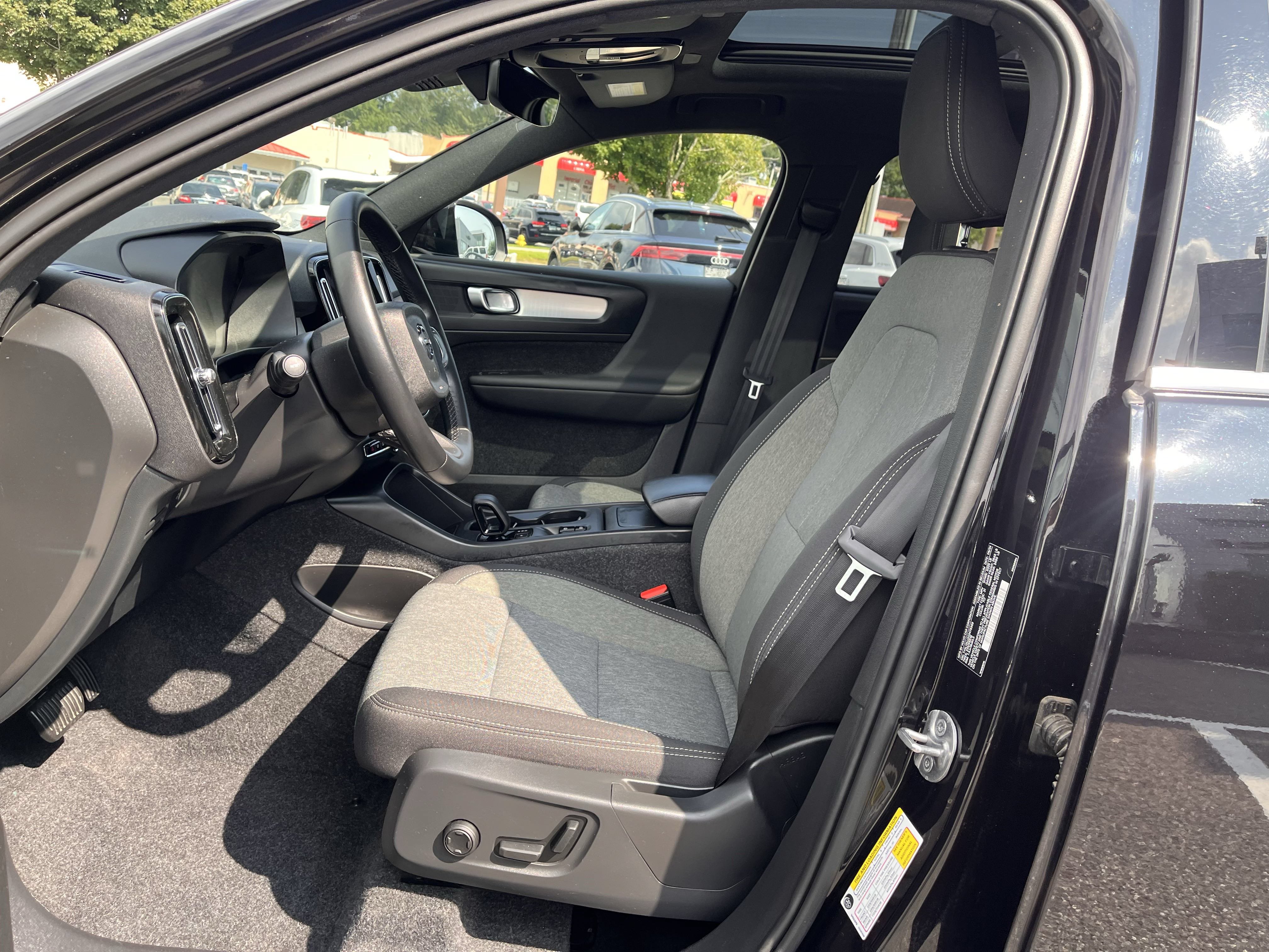 Certified 2025 Volvo XC40 B5 Core AWD/4WD image 6